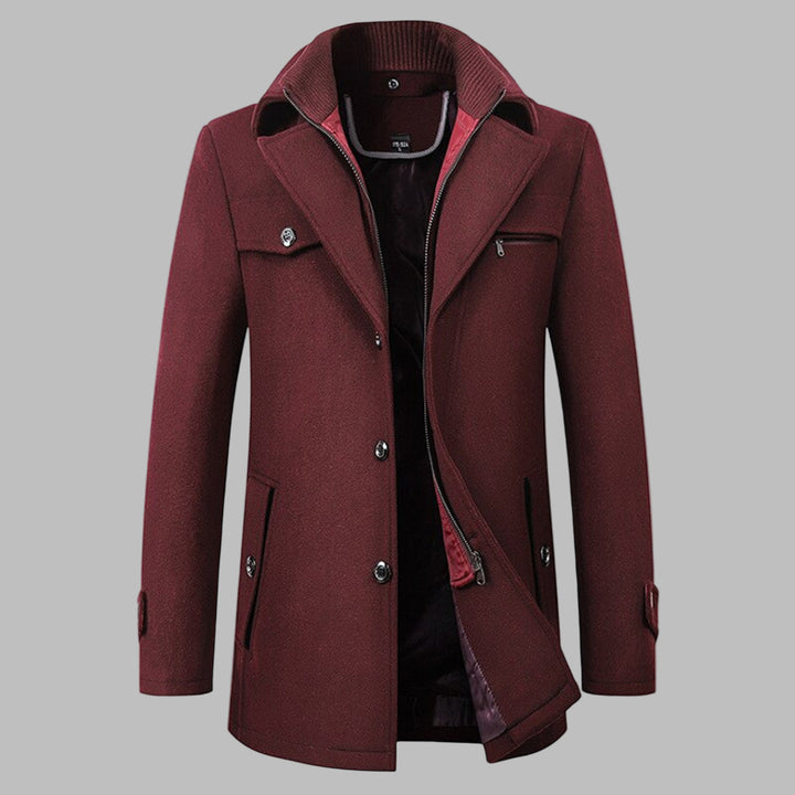 Bordeauxrode heren winterjas met knopen, opstaande kraag en zakken. Stijlvolle en warme jas voor herenmode. Perfect voor koude seizoenen.